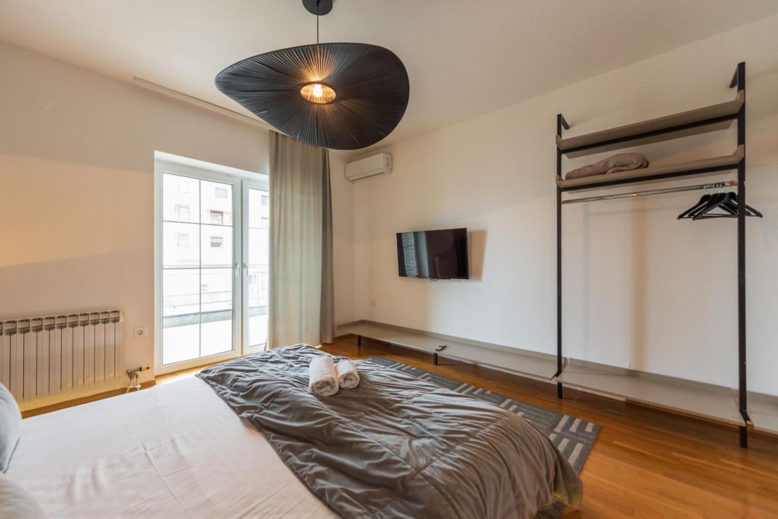 Deluxe Ea - With Garage Apartment *