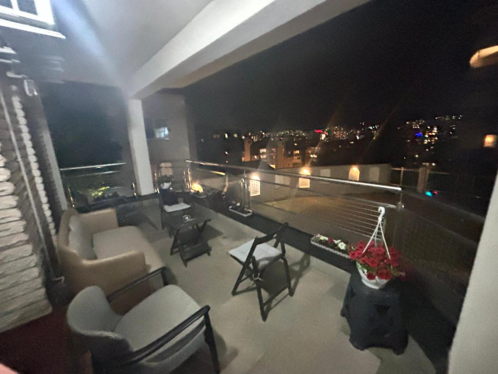 Deluxe Ea - With Garage Apartment *