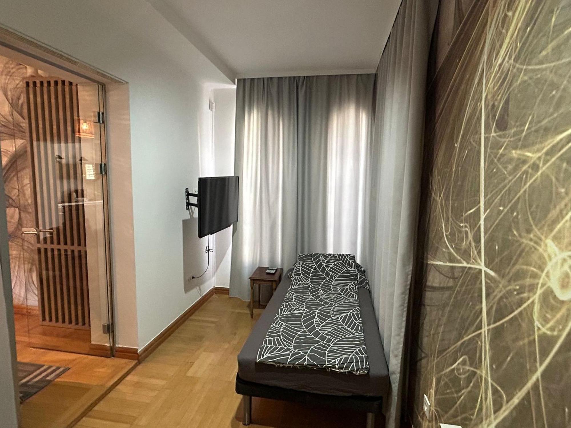 Deluxe Ea - With Garage Apartment *