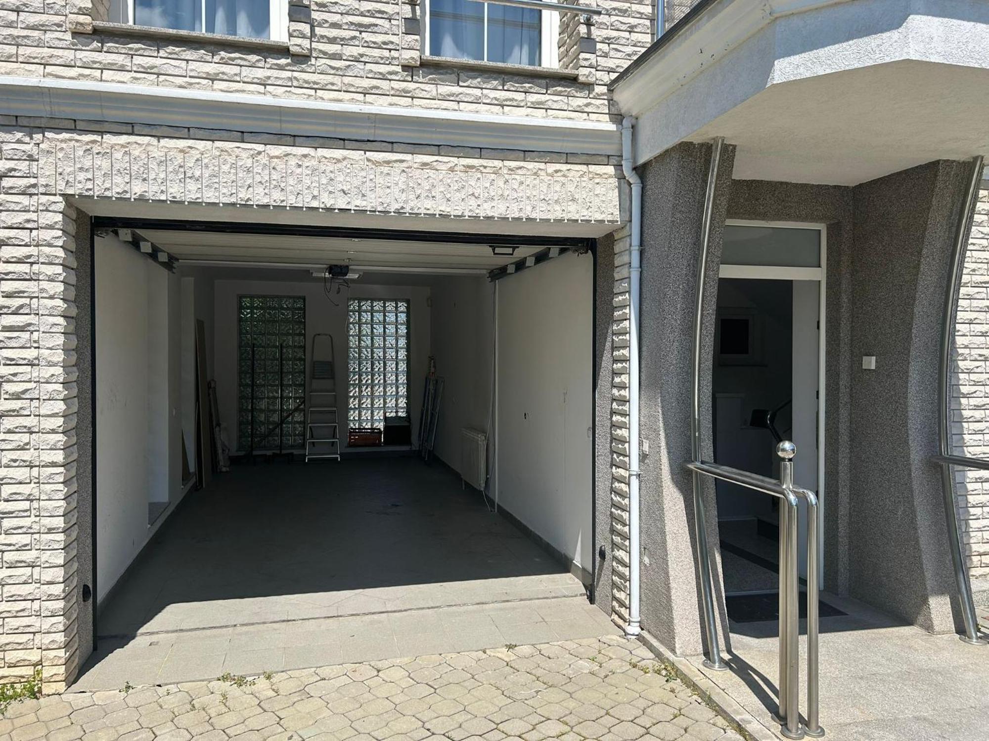 Deluxe Ea - With Garage